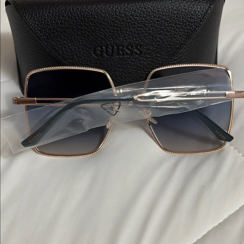Guess Women's Sunglasses with Black and Gold Frame